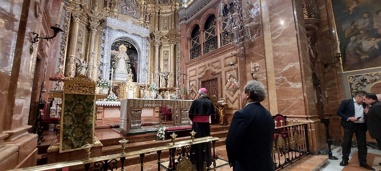 El arzobispo comunica la noticia ante la Virgen de la Esperanza.