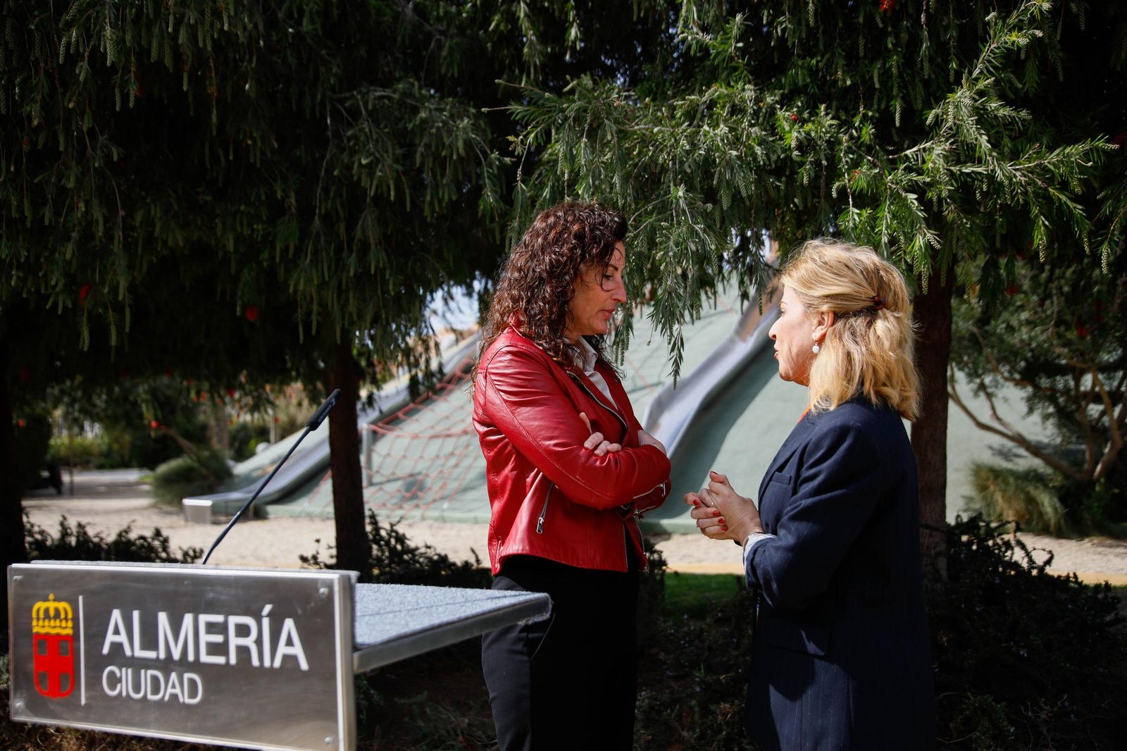 Las imágenes de la plantación de un olivo y el entierro de una cápsula del tiempo