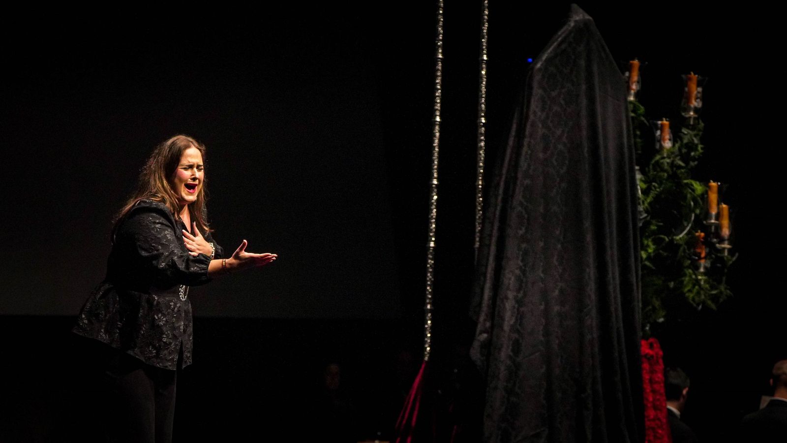 Lidia Hernández, cantando una saeta antes de darse a conocer el cartel de la Semana Santa.