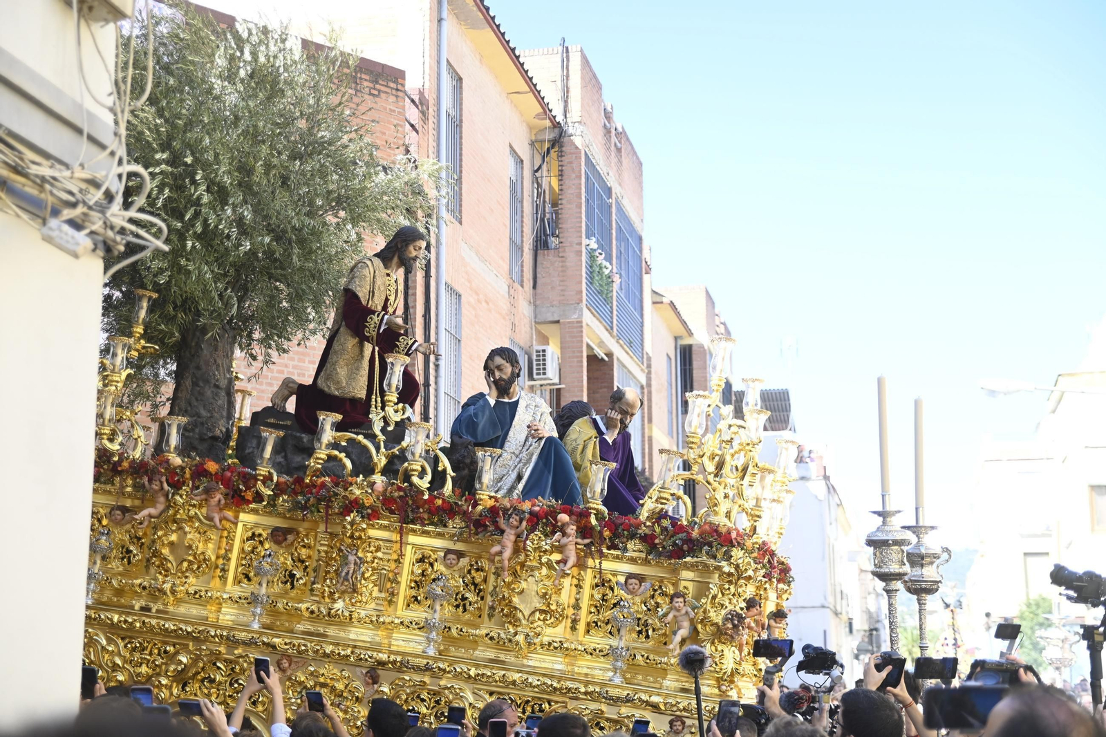 La cofradía de la Oración en el Huerto de Cabra, en el Vía Crucis Magno de Córdoba