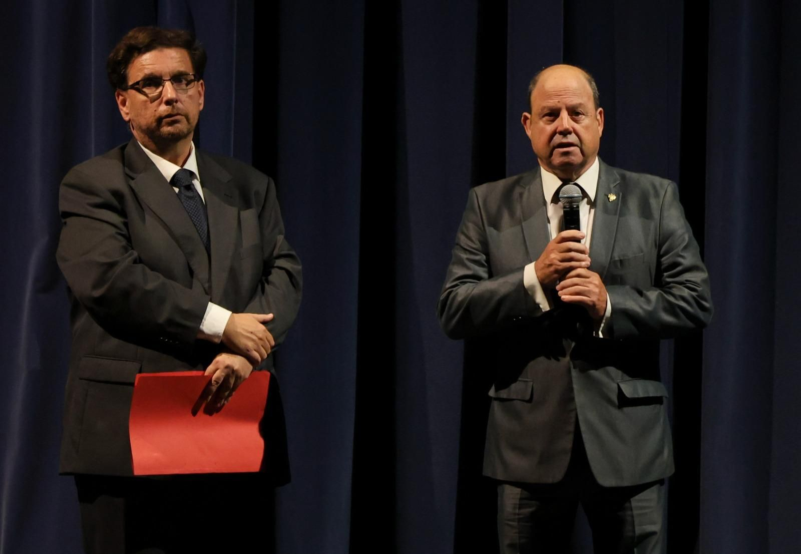 El concierto de David Barrull y la Orquesta Sinfónica de Triana en el Teatro Cervantes, en imágenes