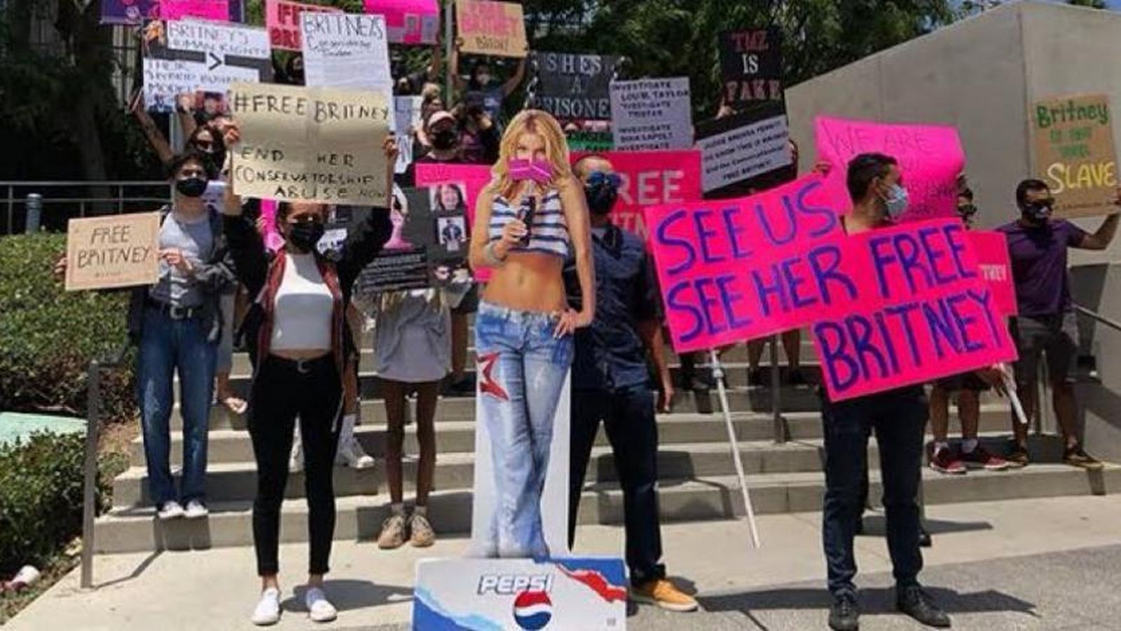 Fans de Britney Spears protestan para exigir la liberación de la cantante de manos de su padre .