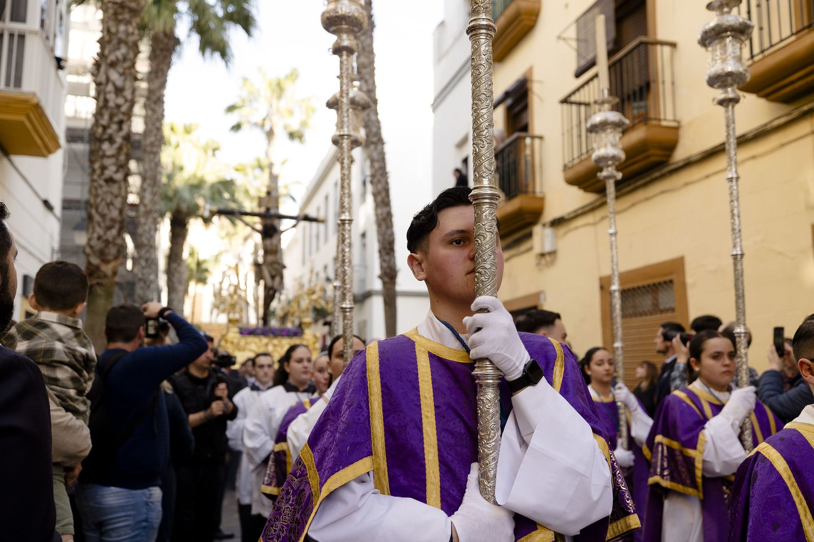 Las imágenes del vía crucis del Cristo de la Misericordia, de la hermandad de La Palma, a la Catedral