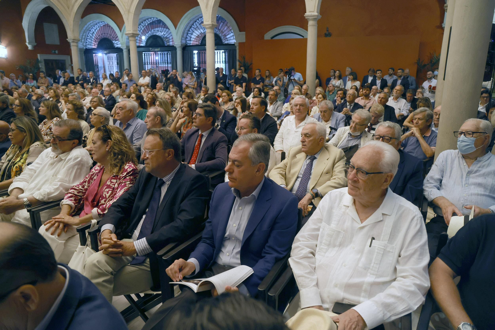 Presentación del libro  'Juan Robles, la sonrisa del tabernero' de Carlos Navarro, todas las imágenes