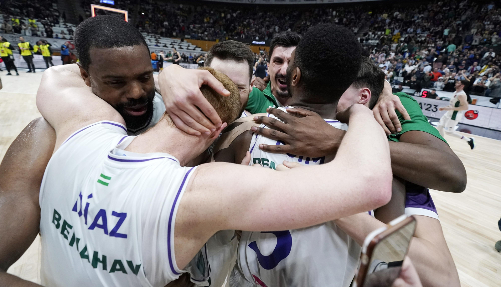 Los jugadores del Unicaja en la pista el título.