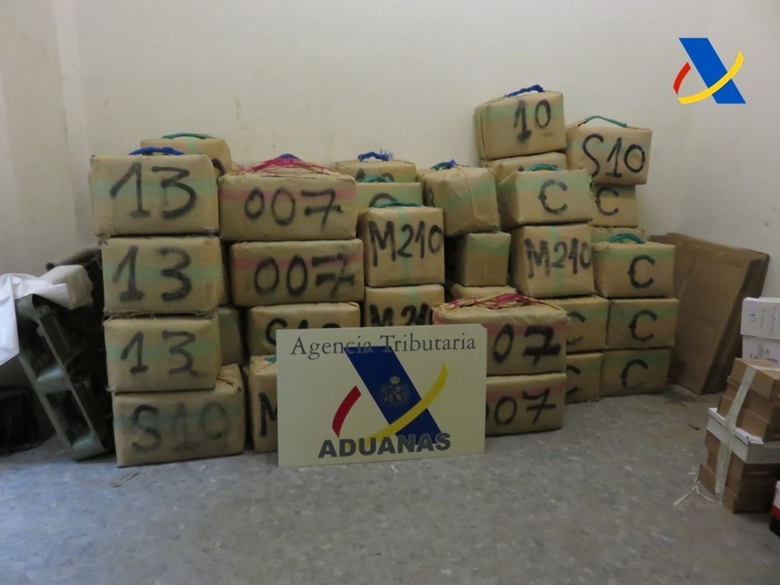 Los fardos de hachís incautados en esta última operación de Vigilancia Aduanera.