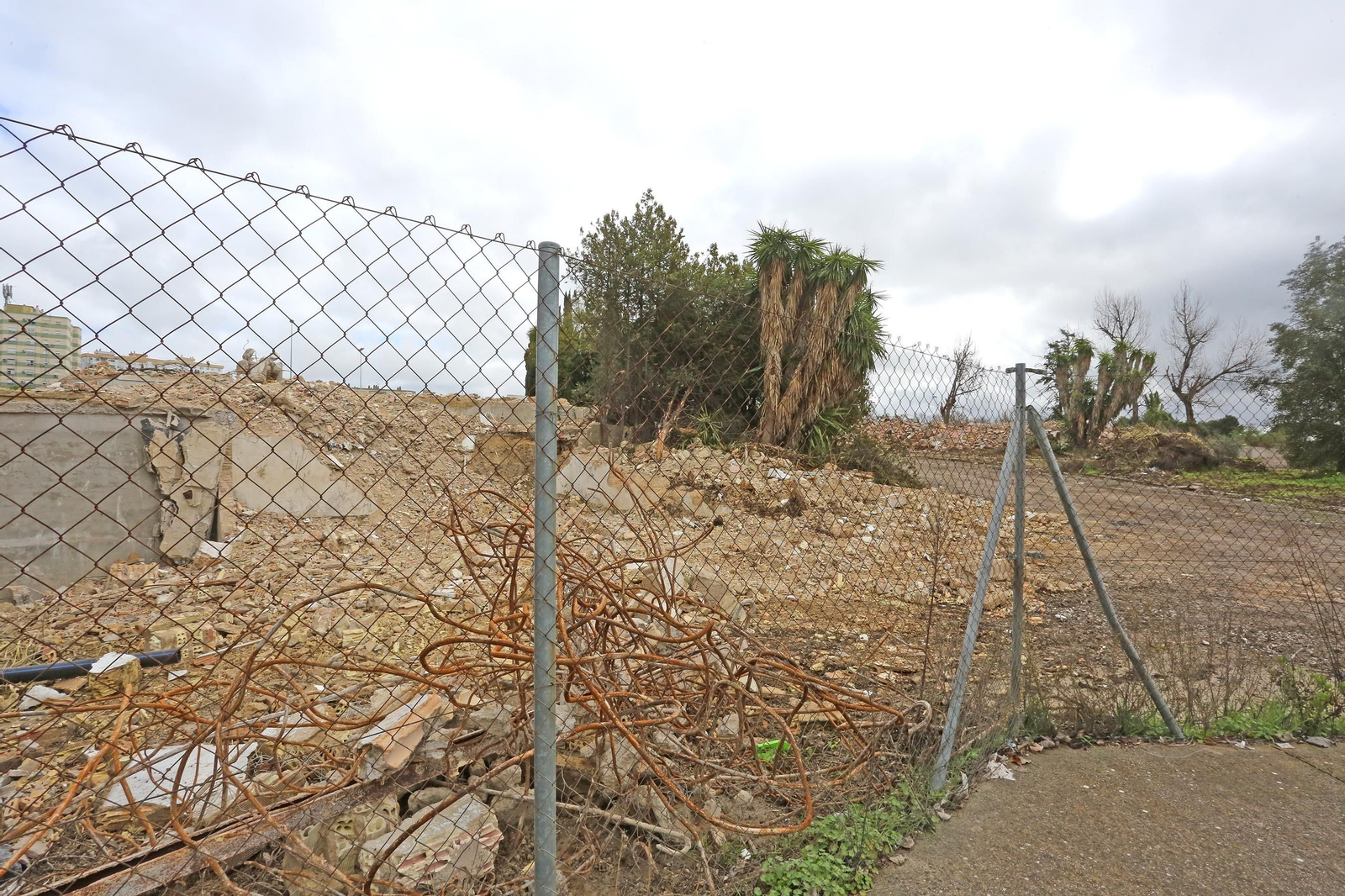 Derribo de las antiguas bodegas Bobadilla: El polígono Guadalquivir se revaloriza