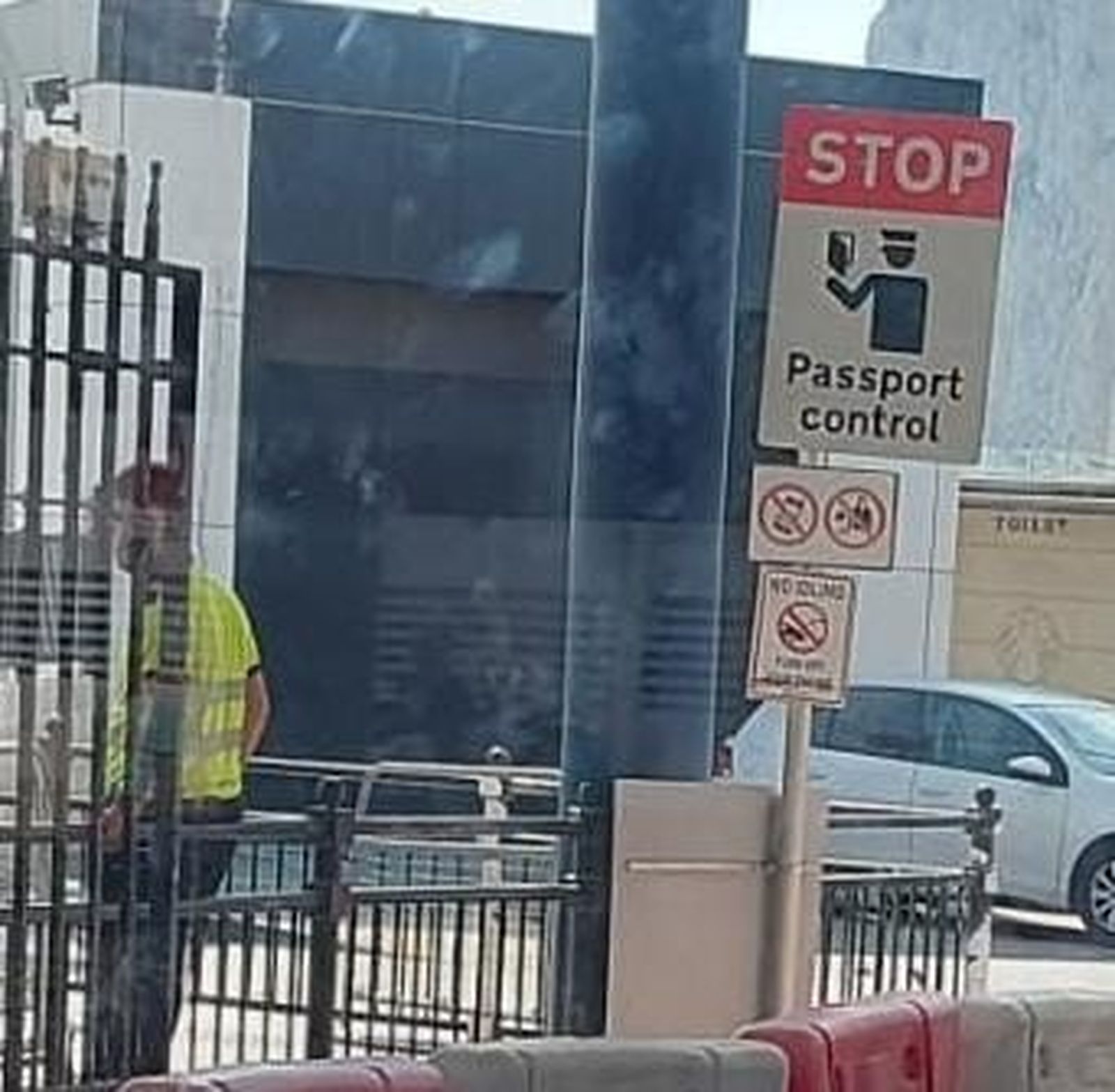 La persona que controla la salida de los trabajadores y no comunitarios en la verja, este jueves.