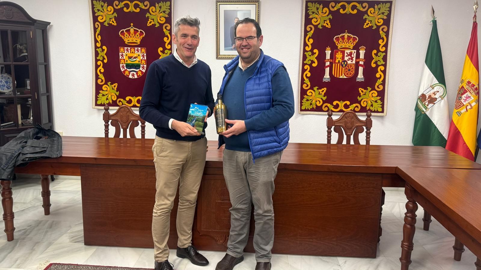 Sebastián Hidalgo y Alejandro López, en el Ayuntamiento de La Barca.