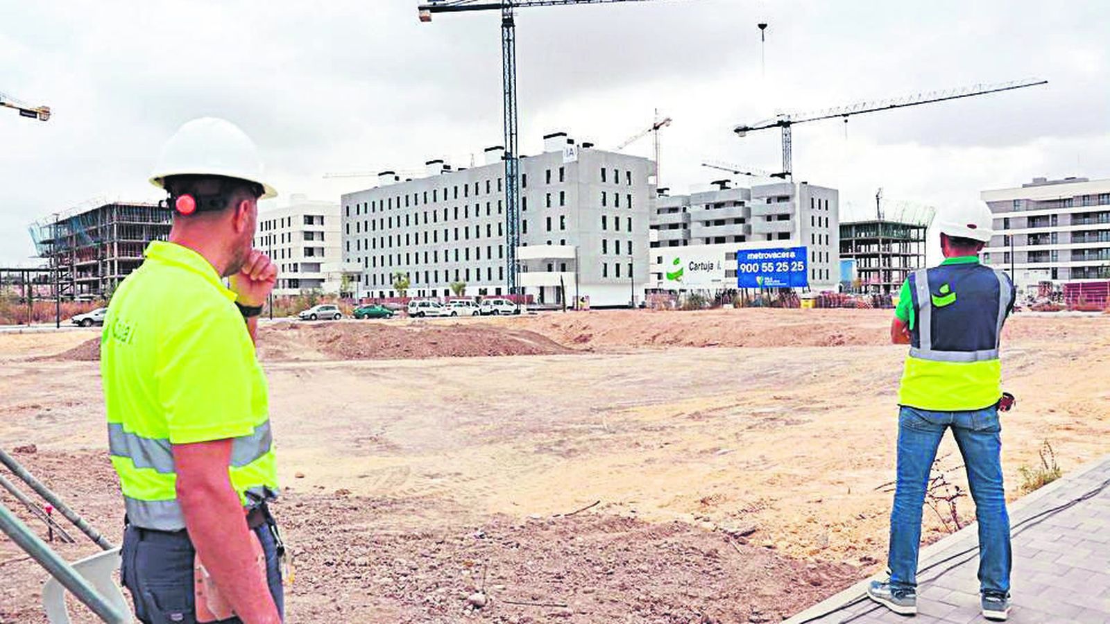 Dos operarios visualizan varias obras en Palmas Altas.