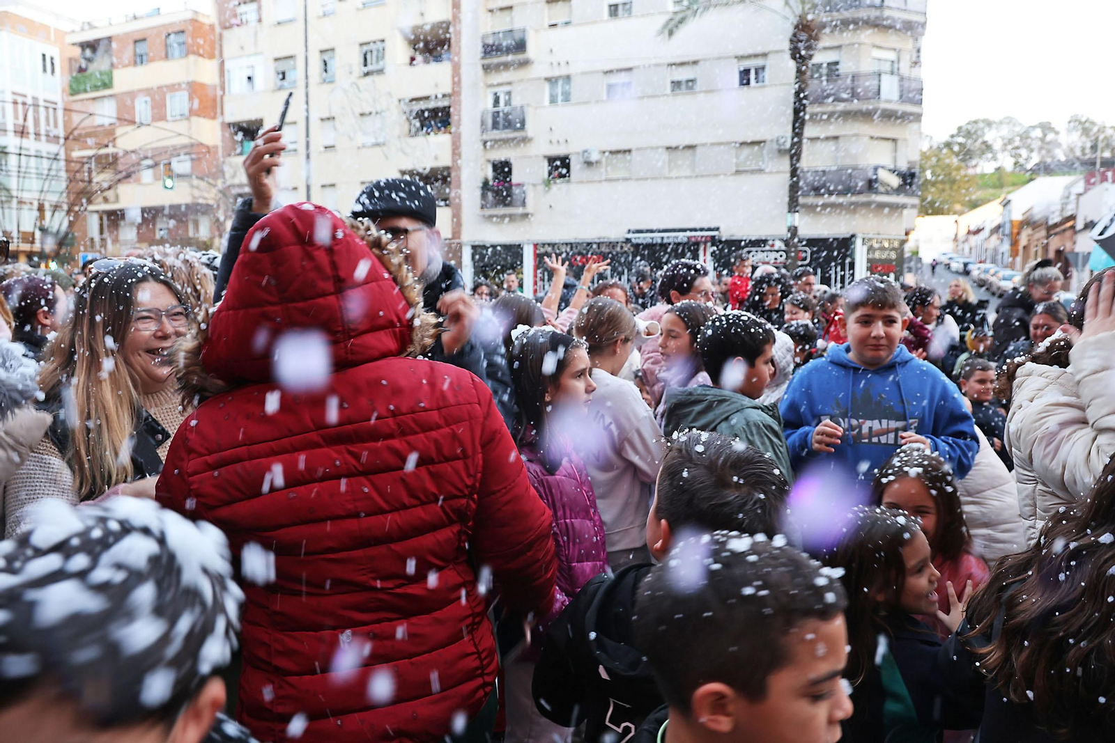 Una sorprendente nevada llena de alegría el barrio de Las Colonias