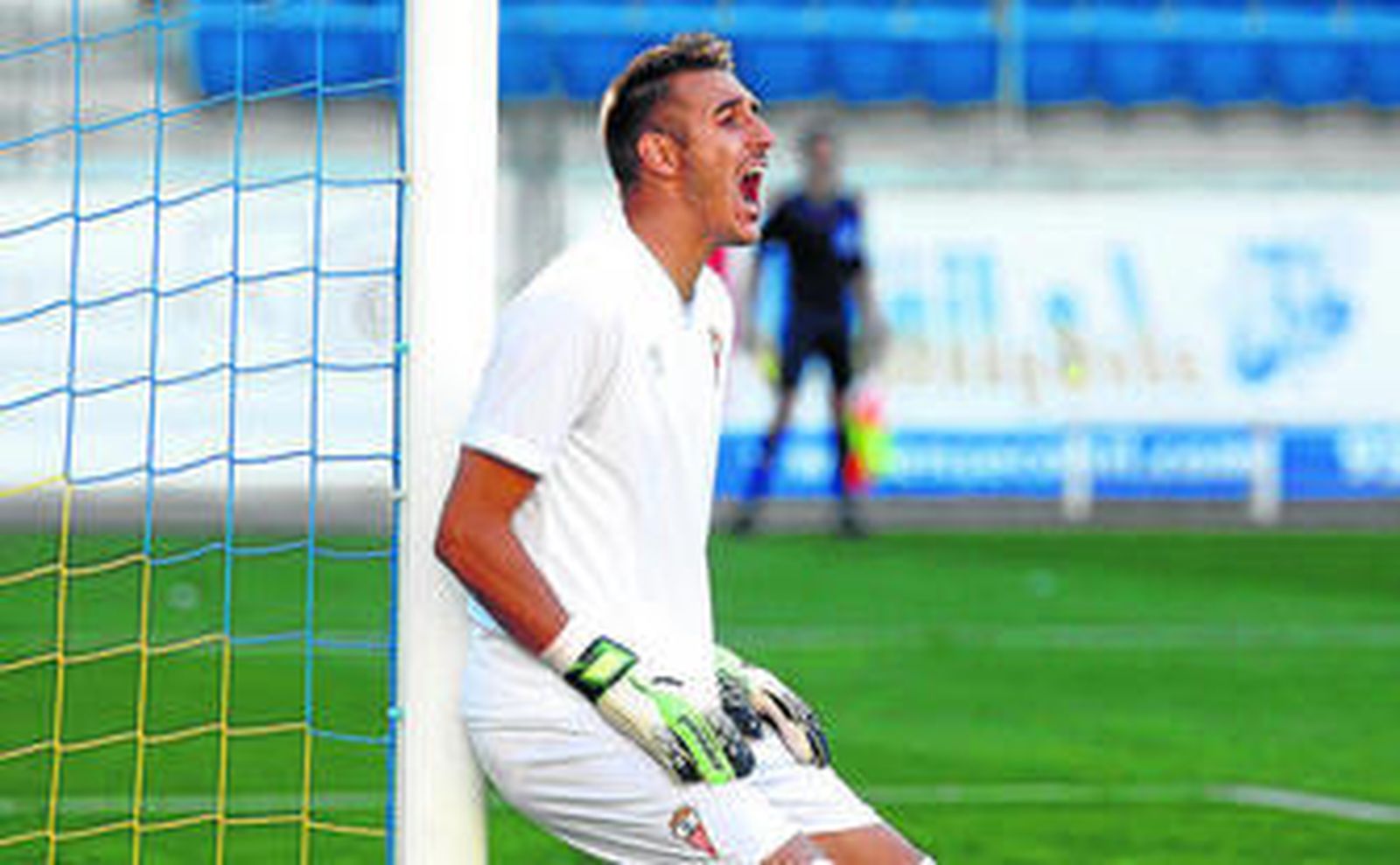 Josemi, portero del Algeciras, grita a sus compañeros en Carranza.