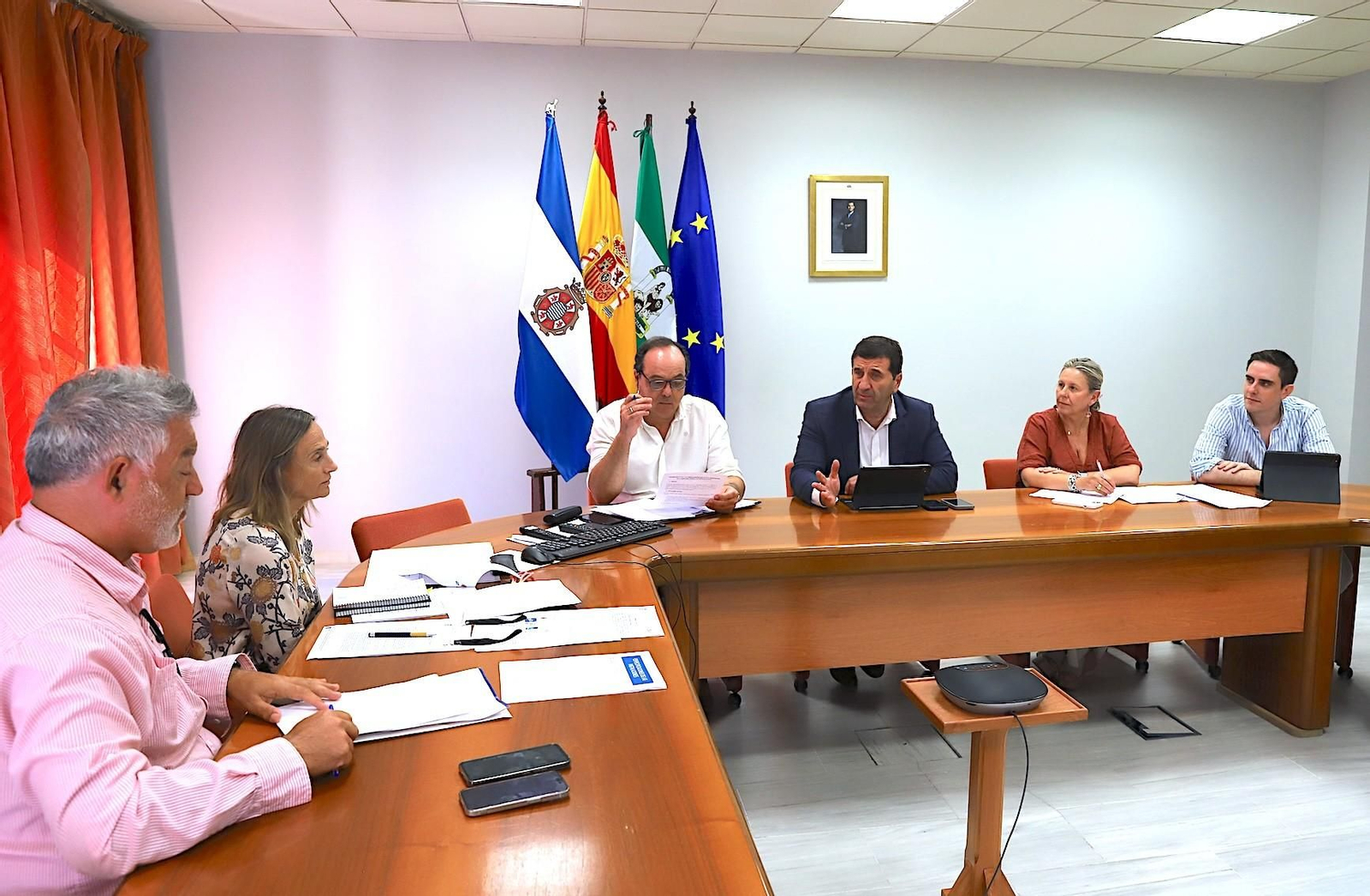 Reunión con responsables provinciales de la Dirección General de Tráfico para abordar la necesidad de contar en Jerez con un aula informatizada. Reunión con responsables provinciales de la Dirección General de Tráfico para abordar la necesidad de contar en Jerez con un aula informatizada.