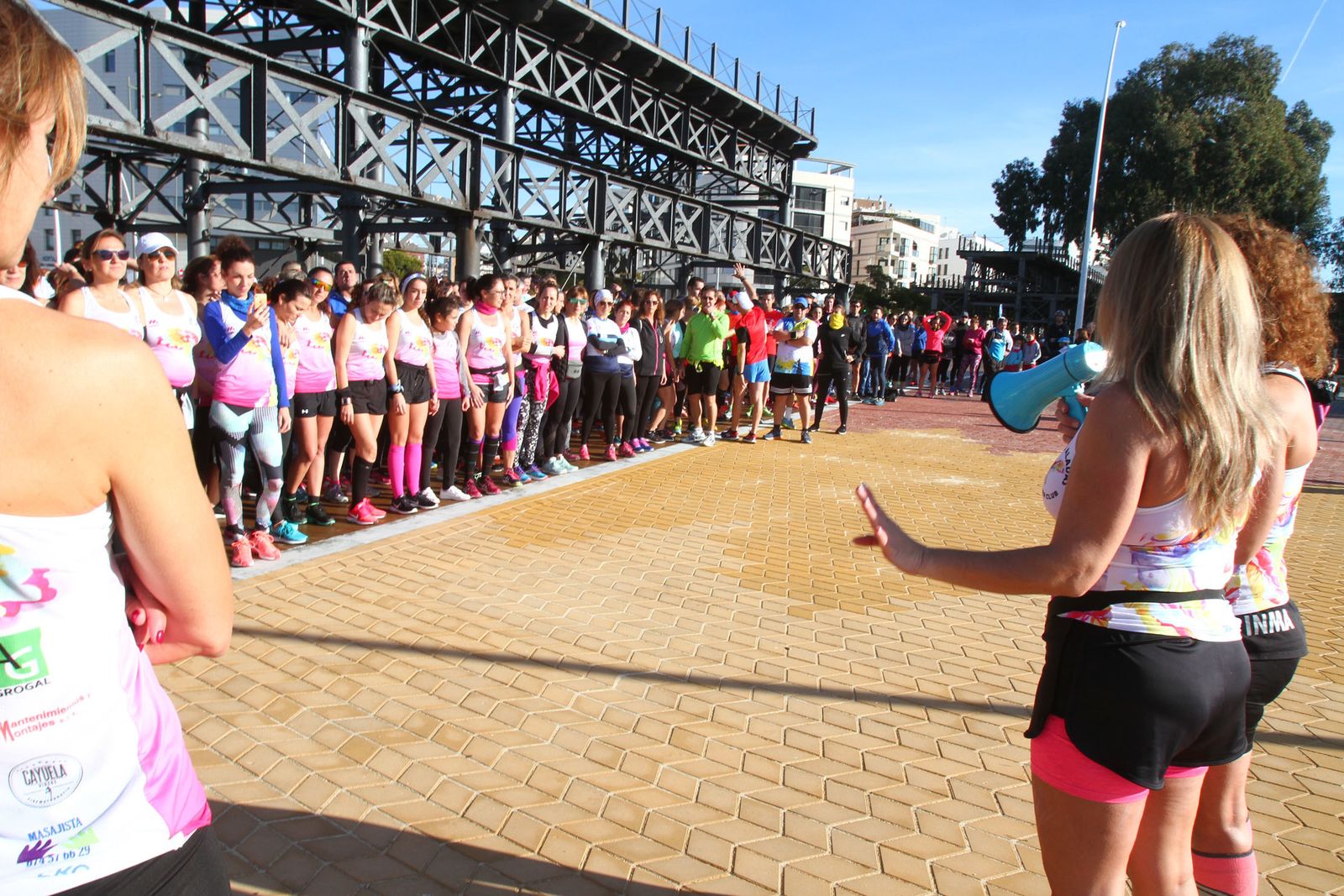 Cientos de personas rinden homenaje a Laura Luelmo en una carrera en Huelva.