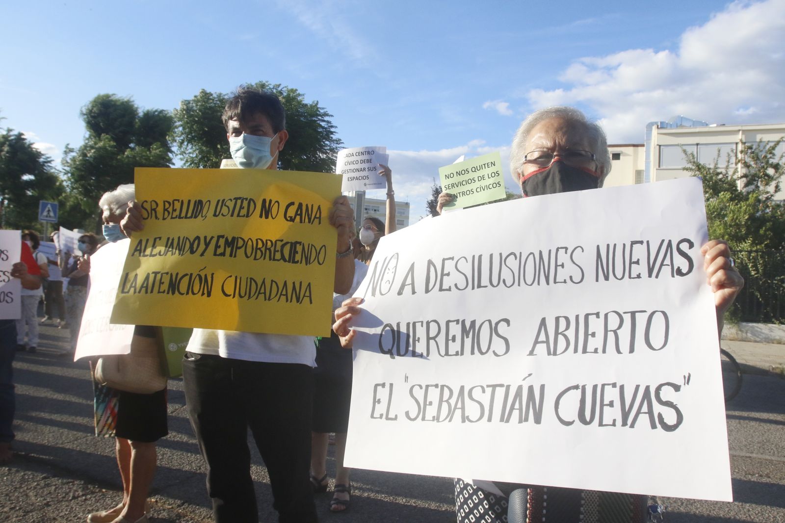 El encierro para exigir la apertura de los centros cívicos de Córdoba, en imágenes