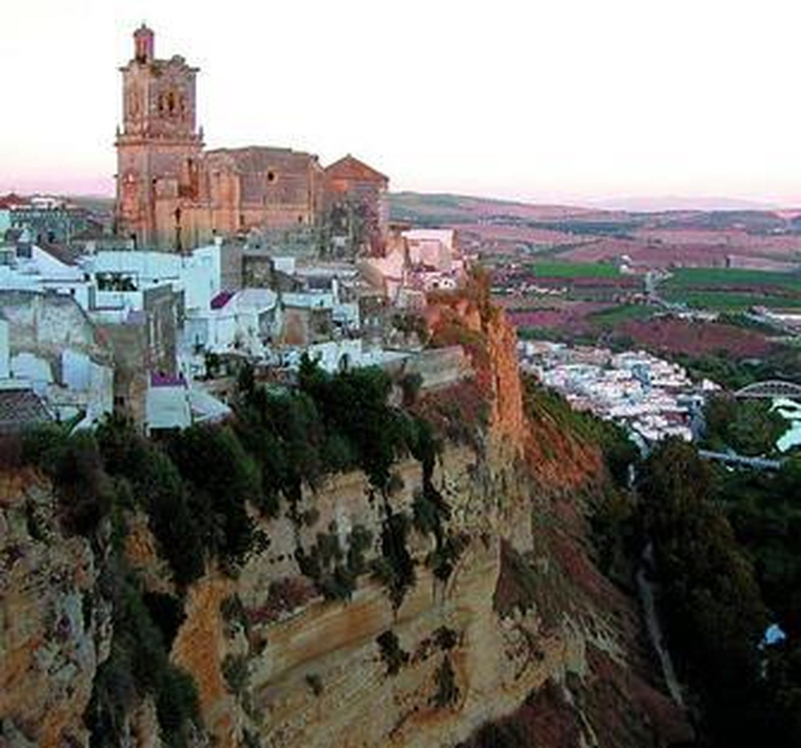 Vista de la peña que se alza sobre el río Guadalete.