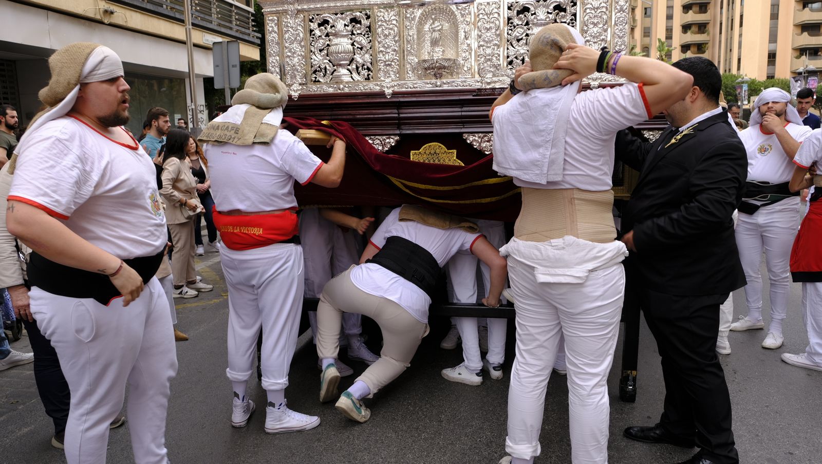 La Borriquita procesiona por las calles de Almería, en imágenes