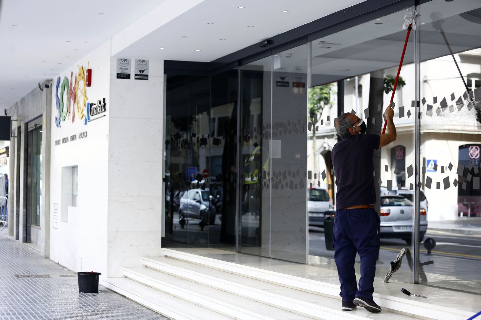 Tareas de limpieza en el Teatro del Soho Caixabank, este martes.