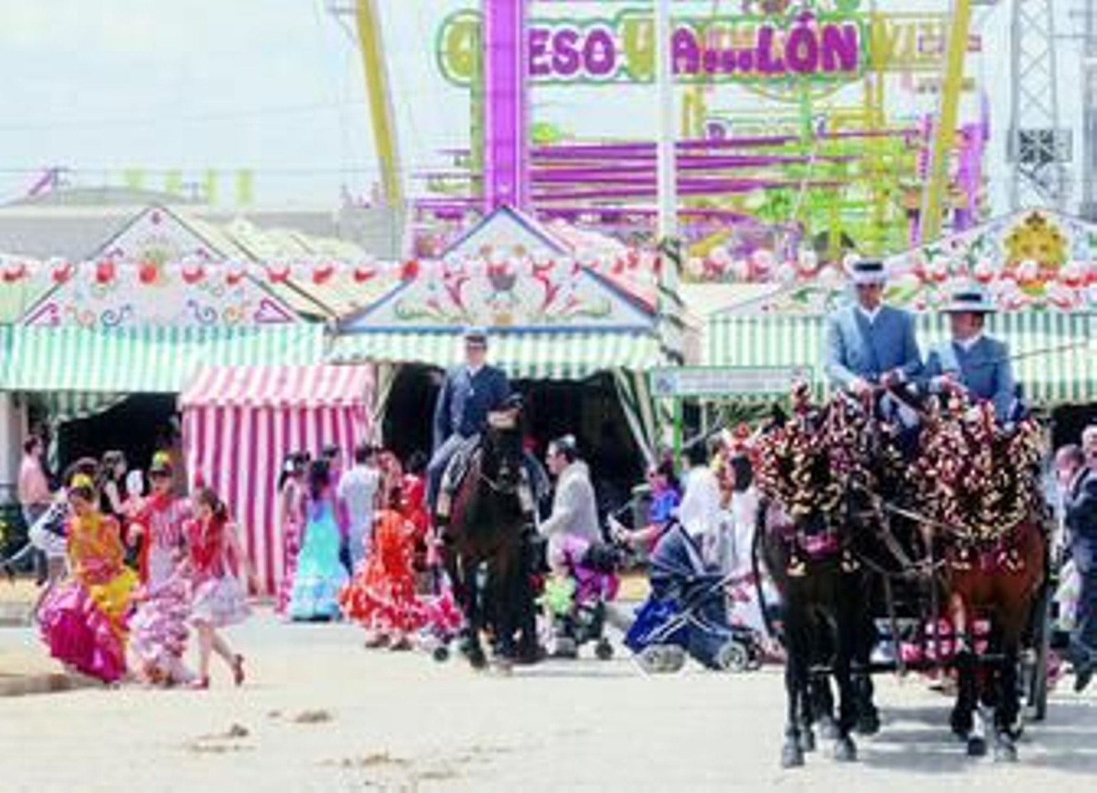 Panorámica de la calle Costillares durante el fin de semana de Feria, cuando se registró poca afluencia de público en las calles del real.