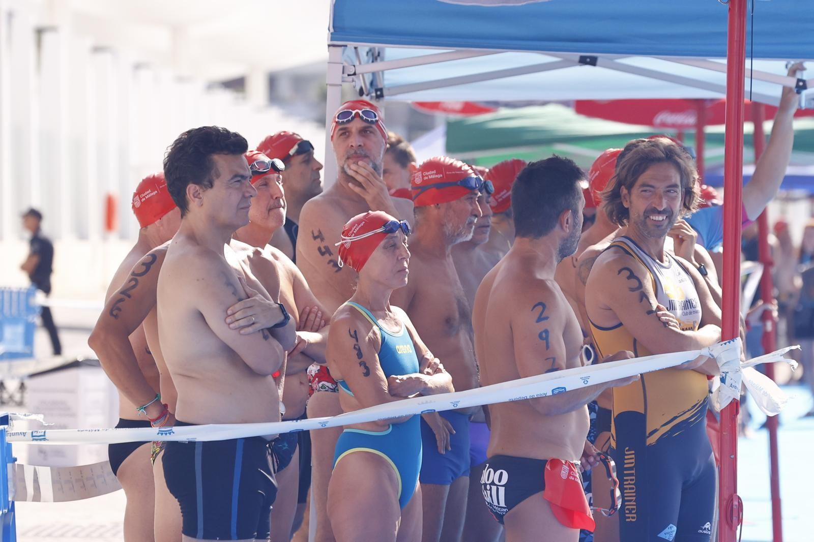 La travesía a nado del puerto de Málaga, en imágenes