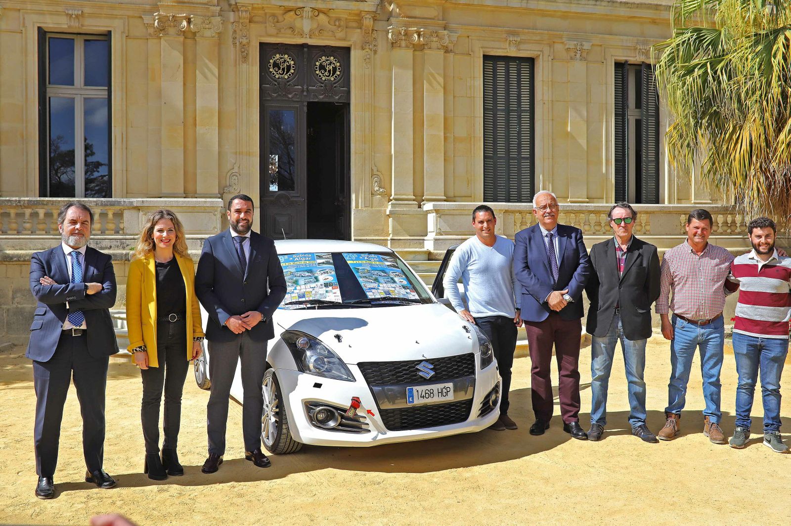 Autoridades y organizadores, posan junto al Suzuki Swift del piloto Pablo Sánchez.