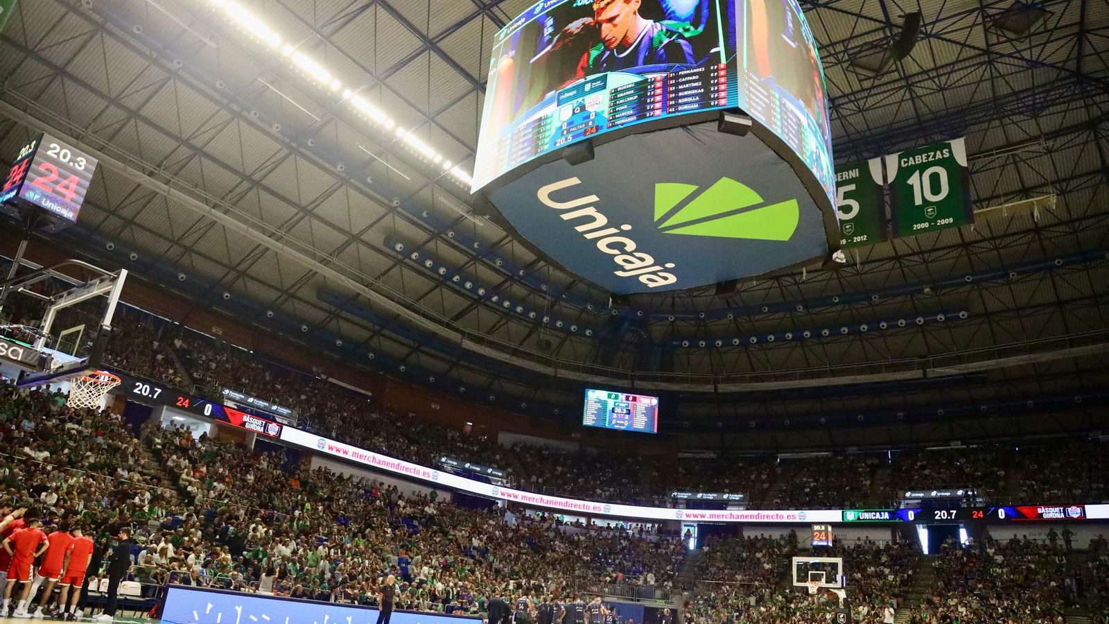 La fiesta previa del Unicaja: Subida de bandera, homenaje a Toñi García, nuevo videomarcador...