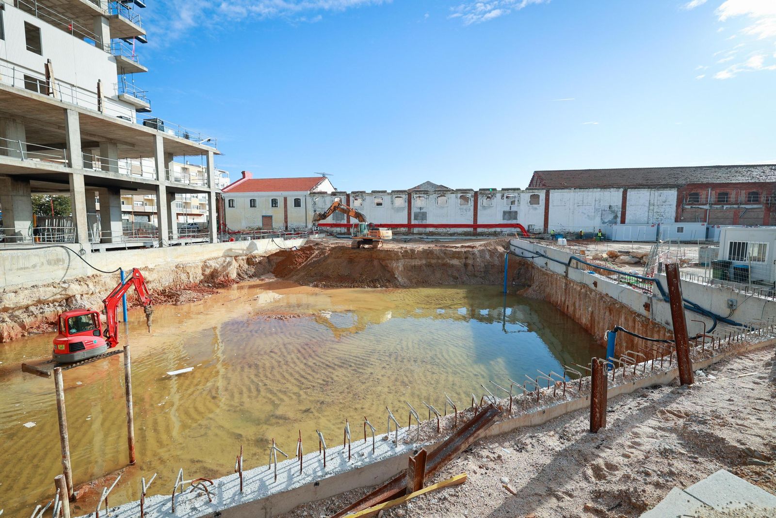 Espacio, actualmente anegado de agua, en el que se levantará la promoción de viviendas de Procasa.