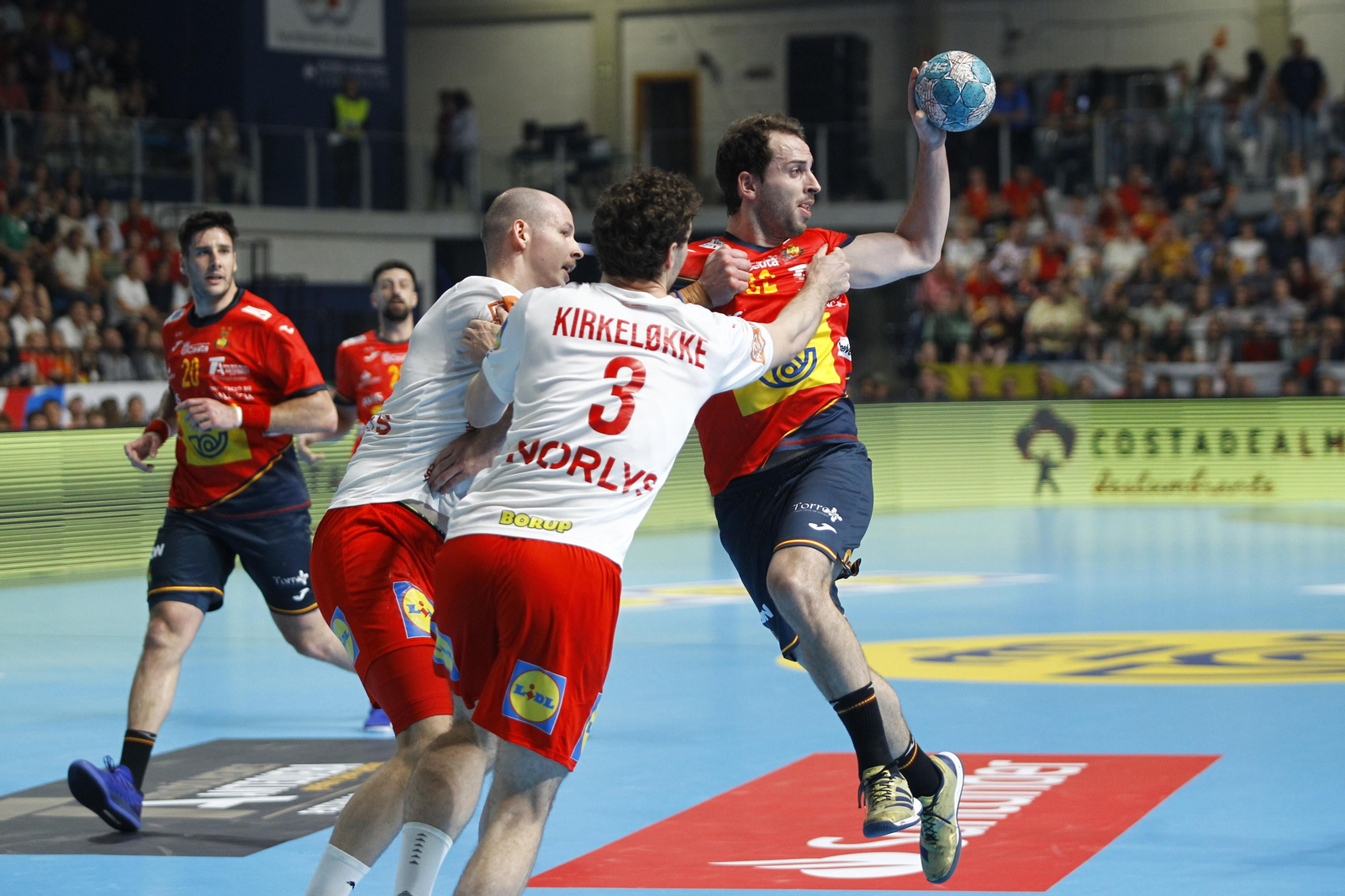 Imágenes del España-Dinamarca de la EHF Euro Cup de balonmano, en Almería
