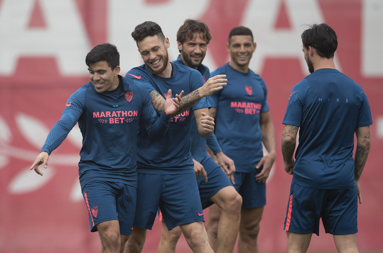 Los argentinos Acuña, Ocampos y Franco Vázquez bromean junto a Suso y Diego Carlos.