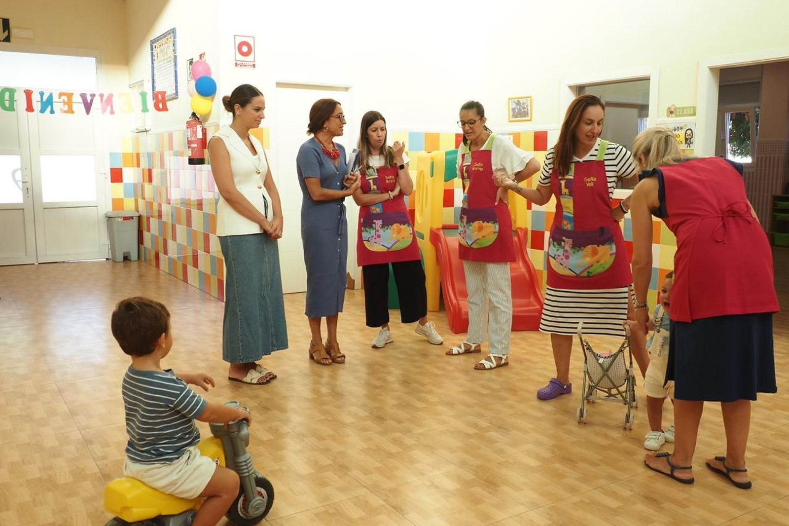 Milagros Romero visita una de las escuelas infantiles de Palos de la Frontera.