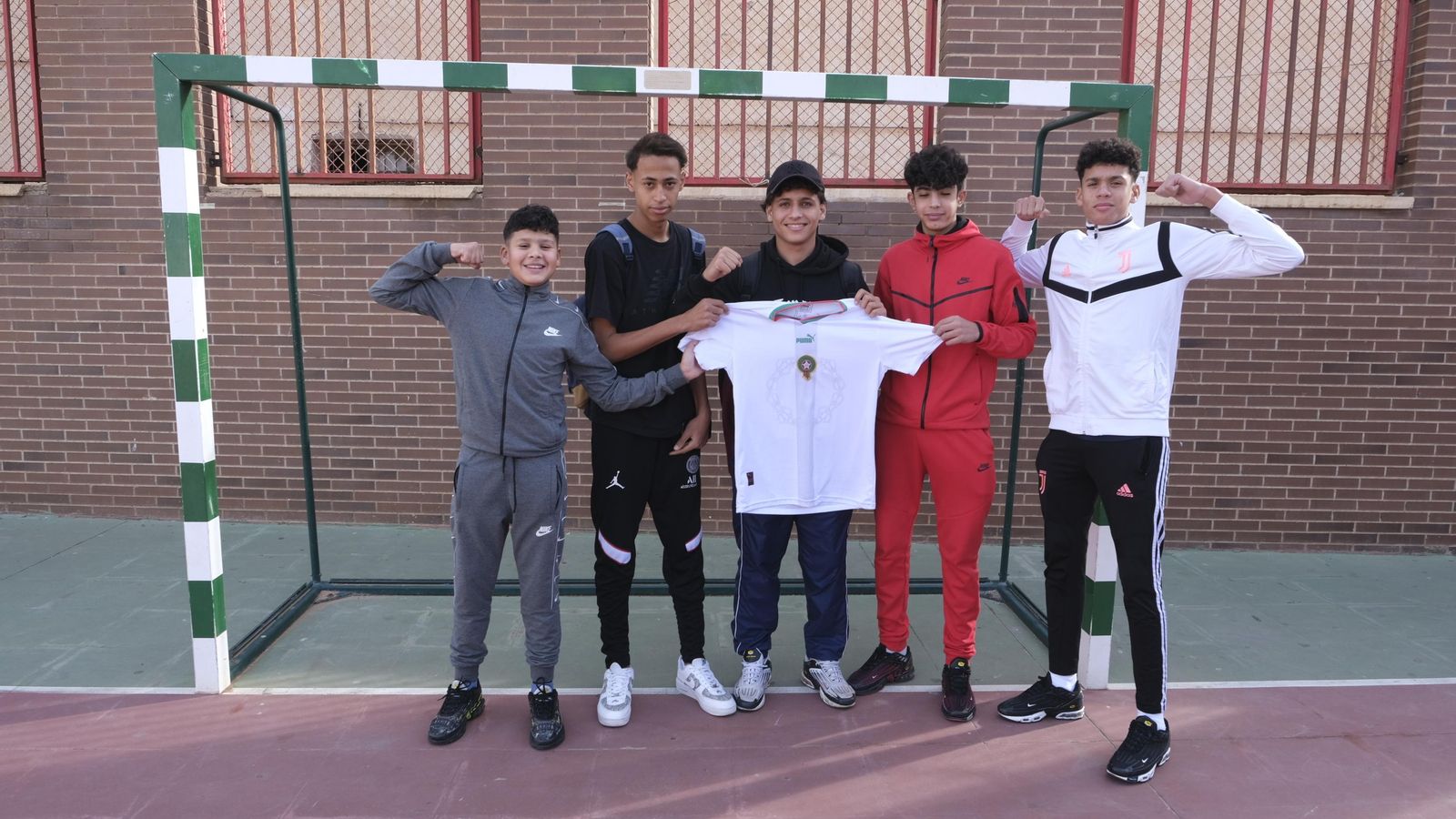 Alumnos del IES Galileo en el patio con una camiseta de Marruecos.