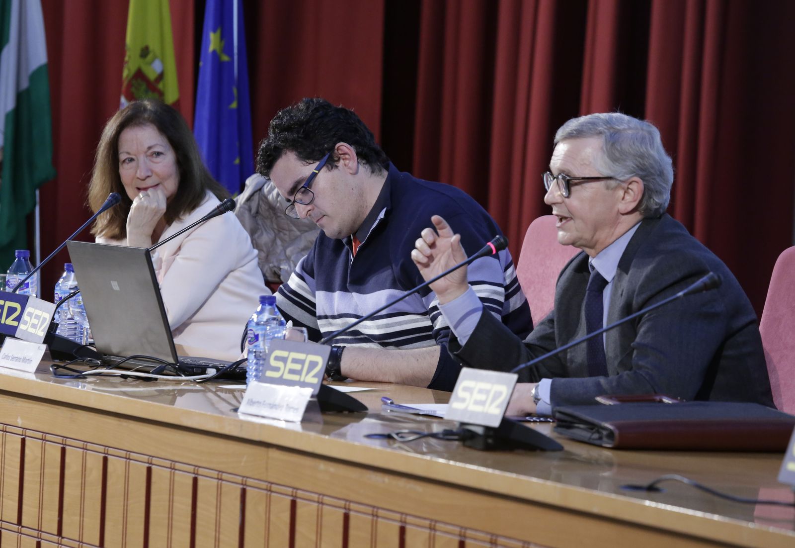 Lola Galán, defensora del lector de 'El País', escucha a Alberto Fernández -dcha.-, director de comunicación de Endesa, ayer en la Facultad de Comunicación de Sevilla.
