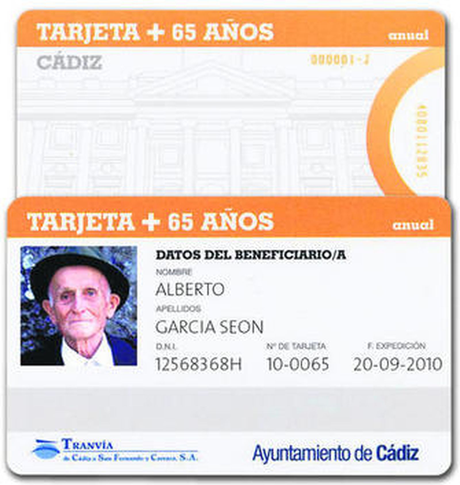 Un viajero en un autobús con lector para tarjetas.
