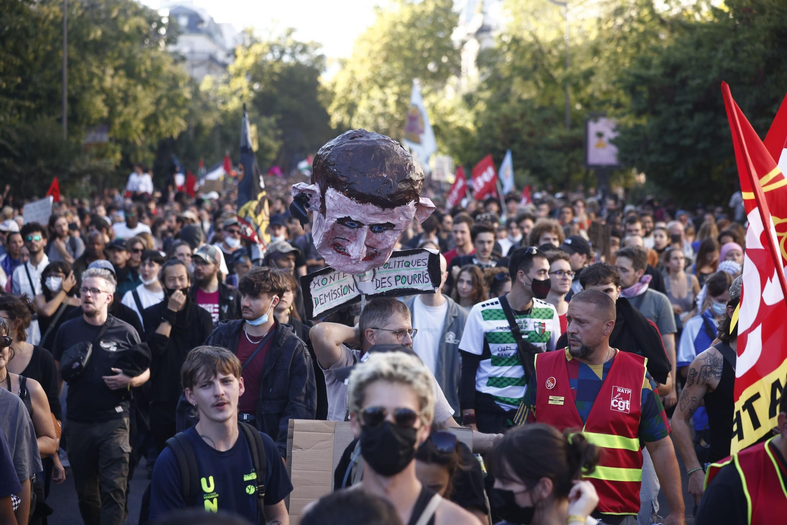 Ciento de personas en la manifestación convocada en París contra los ajustes del Gobierno francés.