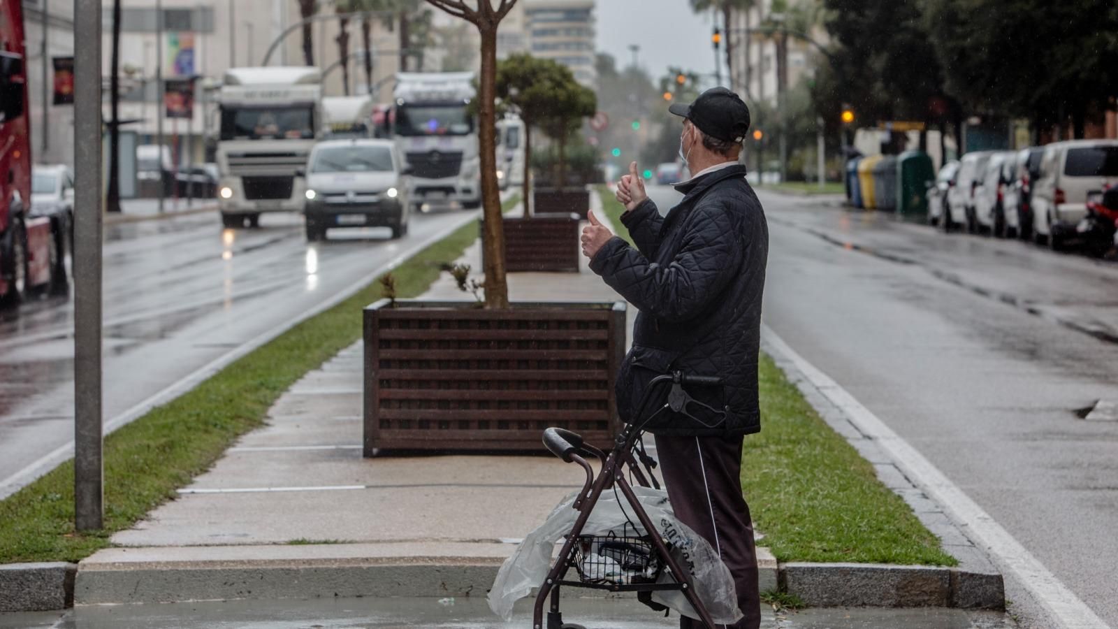 Un hombre manfiesta su apoyo a los transportistas en la Avenida de Las Cortes de Cádiz.