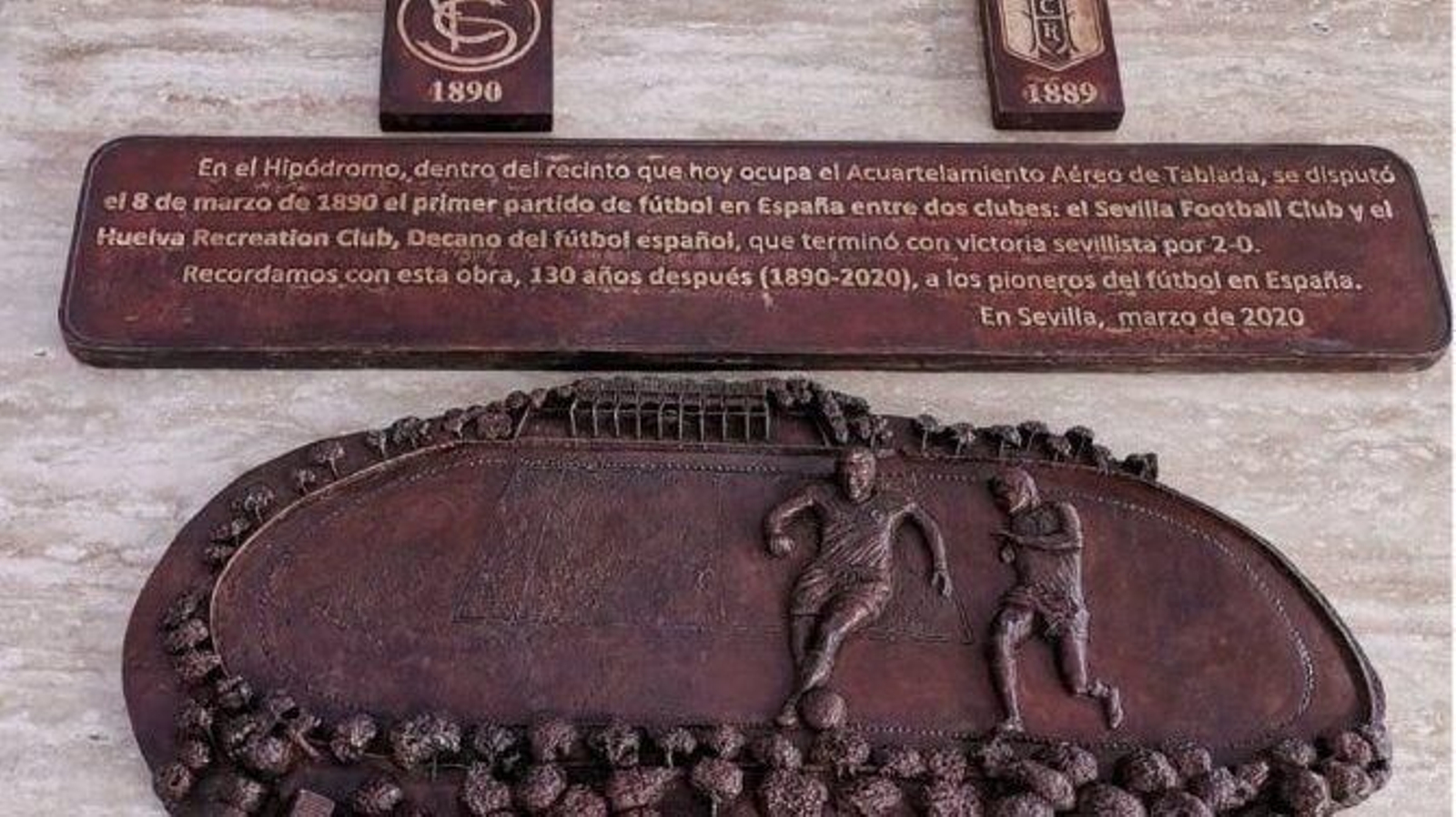 Foto de la placa conmemorativa que se inauguró en Tablada en 2020.