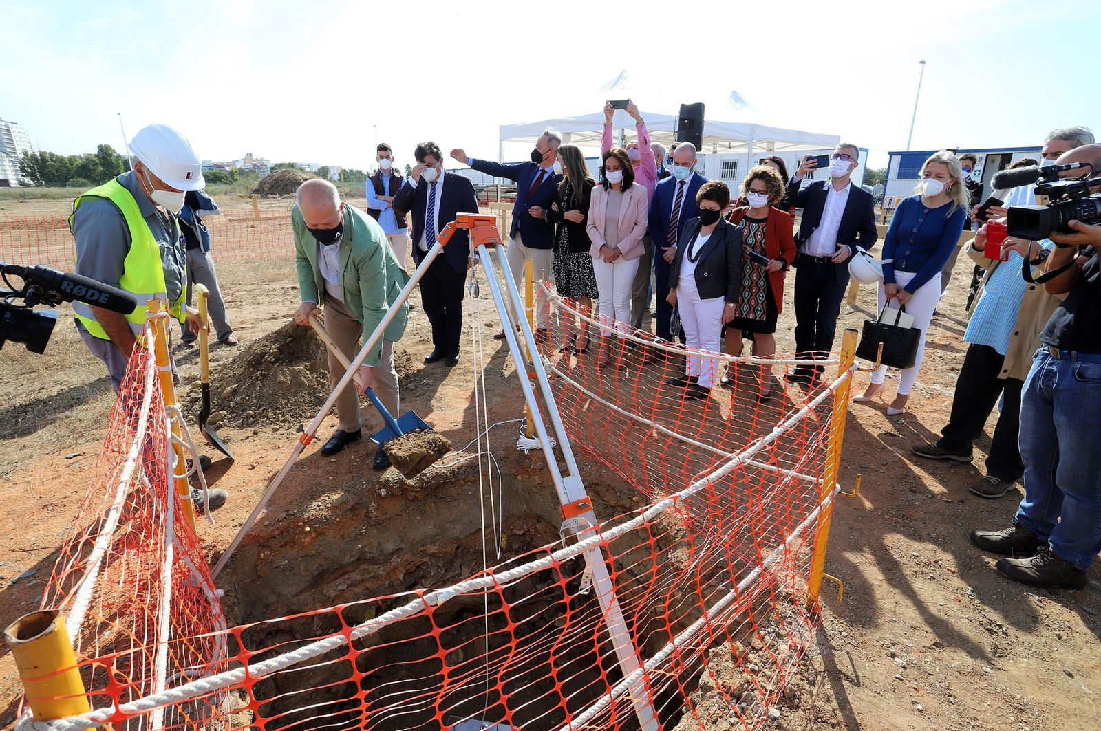Imágenes de la  colocación de la primera piedra del nuevo colegio público ubicado en el 'Ensanche Sur'