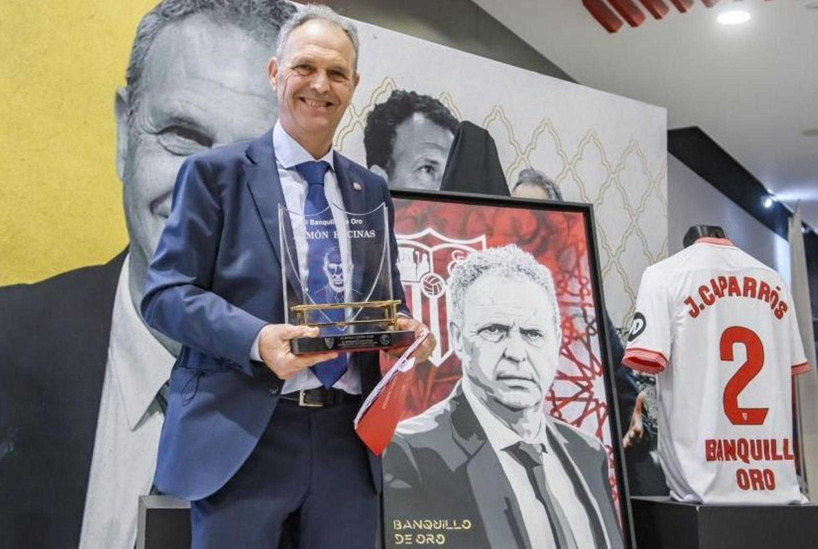 El utrerano muestra el Banquillo de Oro que recibió en 2023. El utrerano muestra el Banquillo de Oro que recibió en 2023.