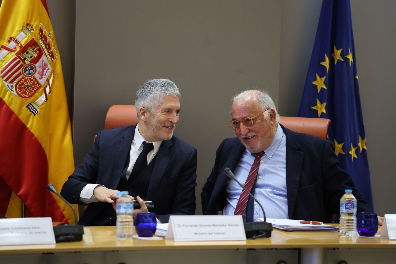 El ministro del Interior, Fernando Grande-Marlaska (izq.), y el director general de Tráfico, Pere Navarro, durante la presentación del balance provisional de siniestralidad vial de 2025.