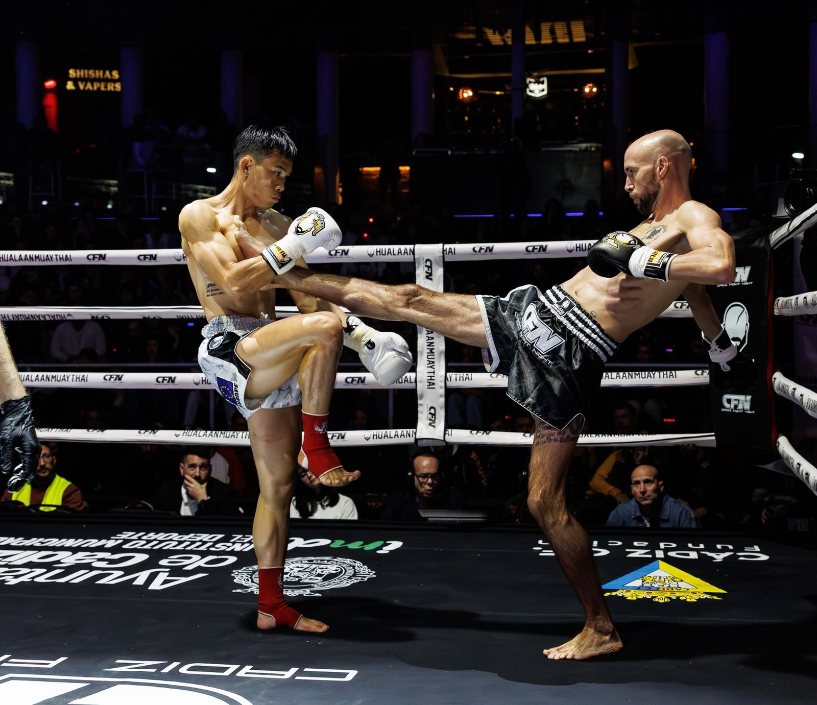 Un instante del combate que ganó Carlos Coello.