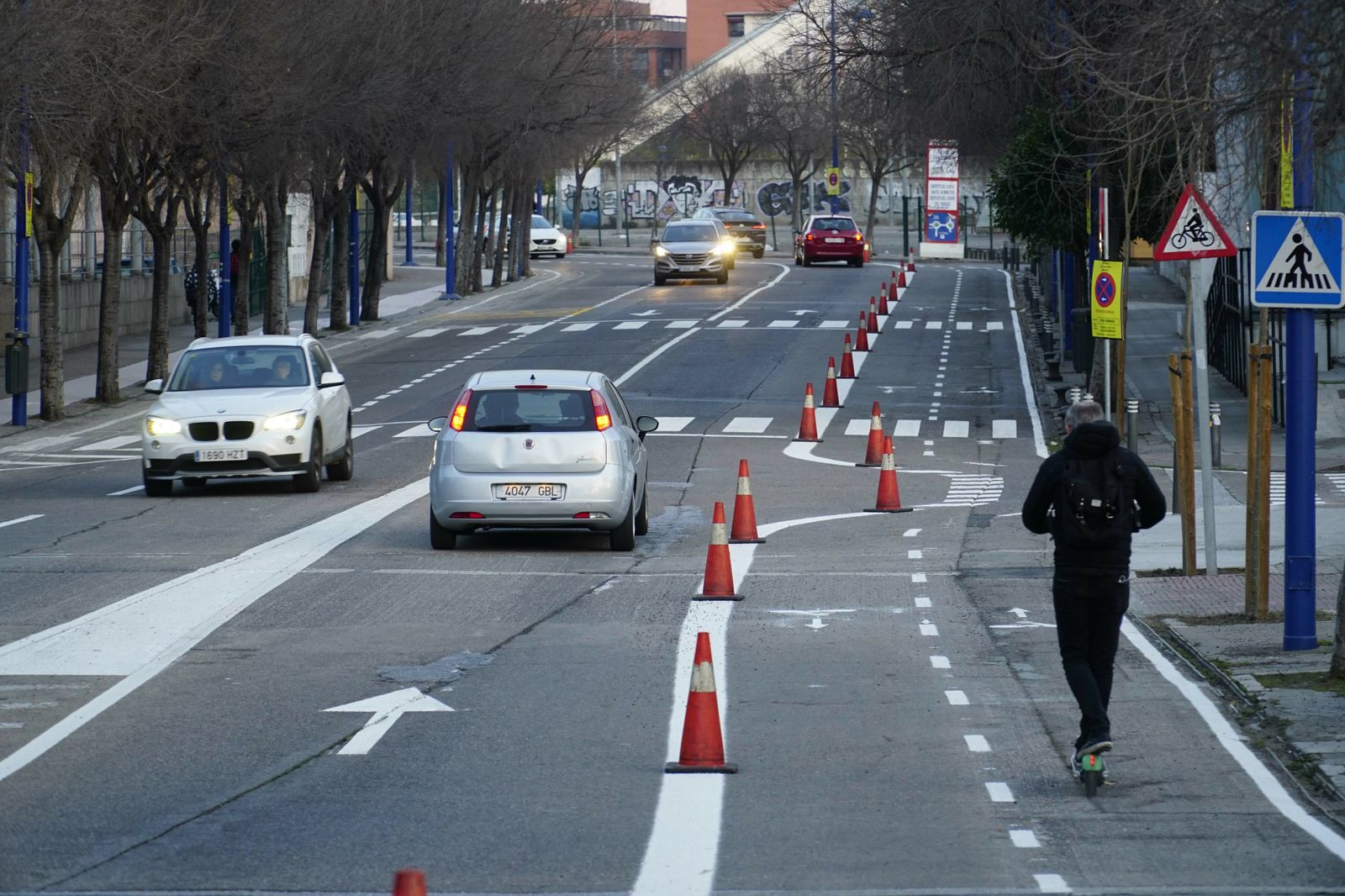 La reordenación de la calle de la Isla de la Cartuja ha comenzado esta semana.