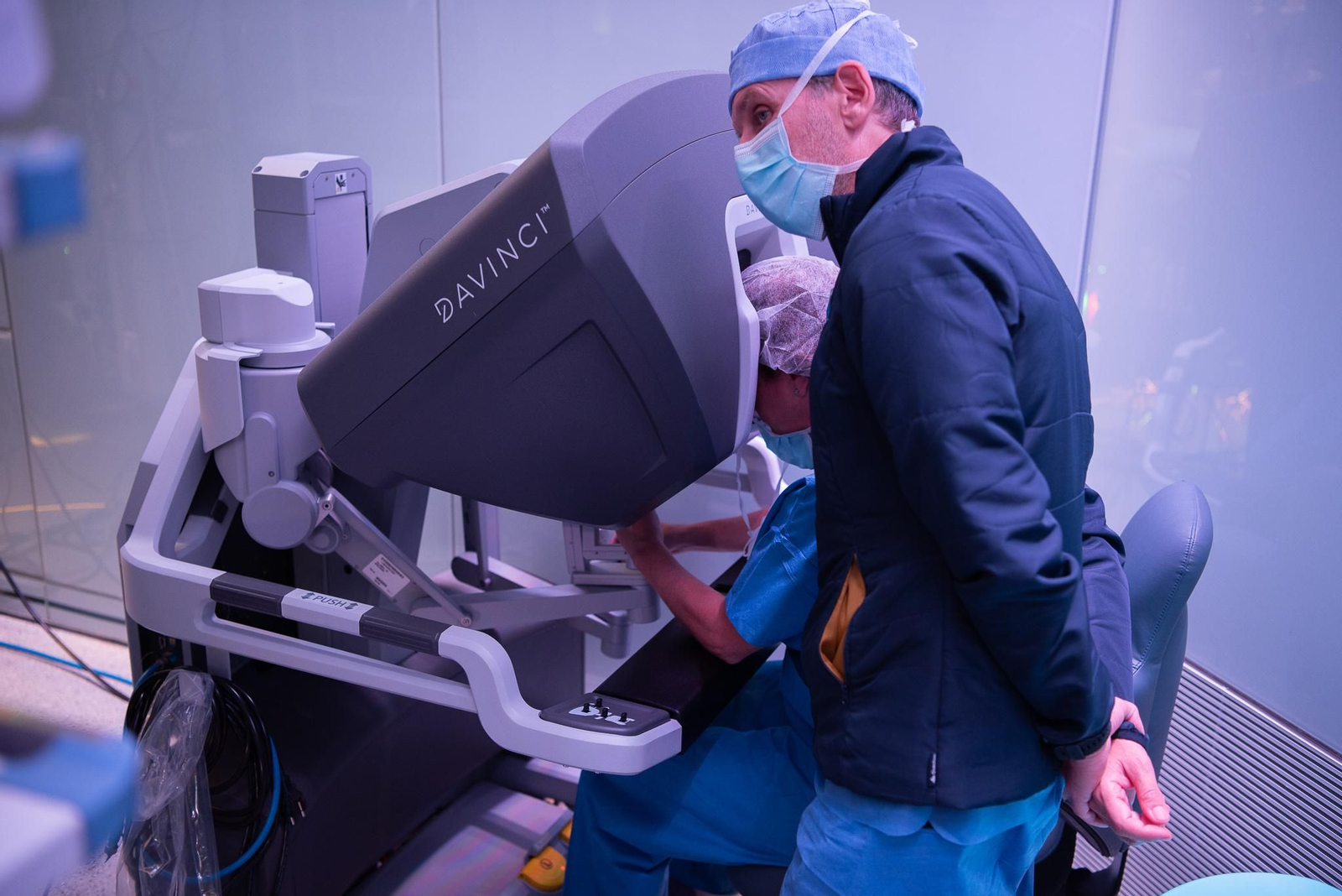 El doctor Antonio Alcaraz, en la pionera intervención desarrollada en el Clínic.