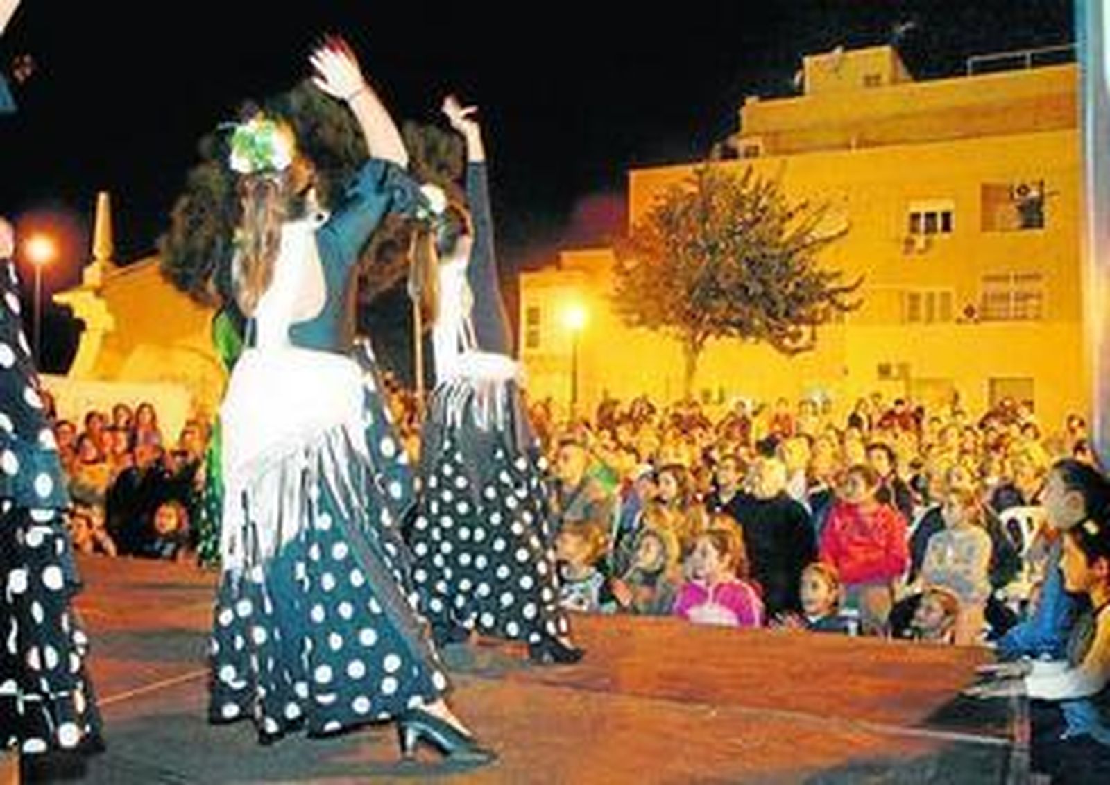 Baile flamenco ante una plaza de San Roque llena.