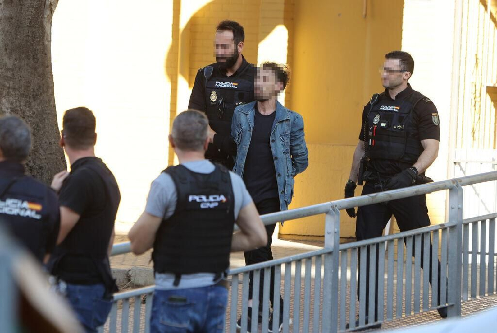 Crónica de la detención de un atrincherado con cuchillo en La Calesera