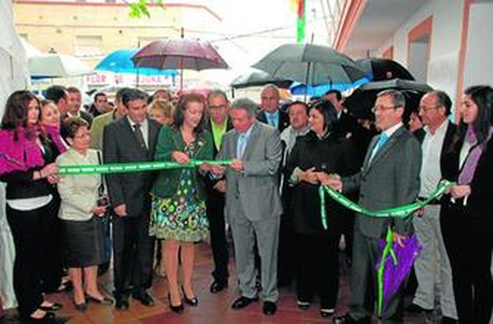 Cristóbal Aránega y María Isabel Salinas cortaron la cinta que abrió la Feria al público.