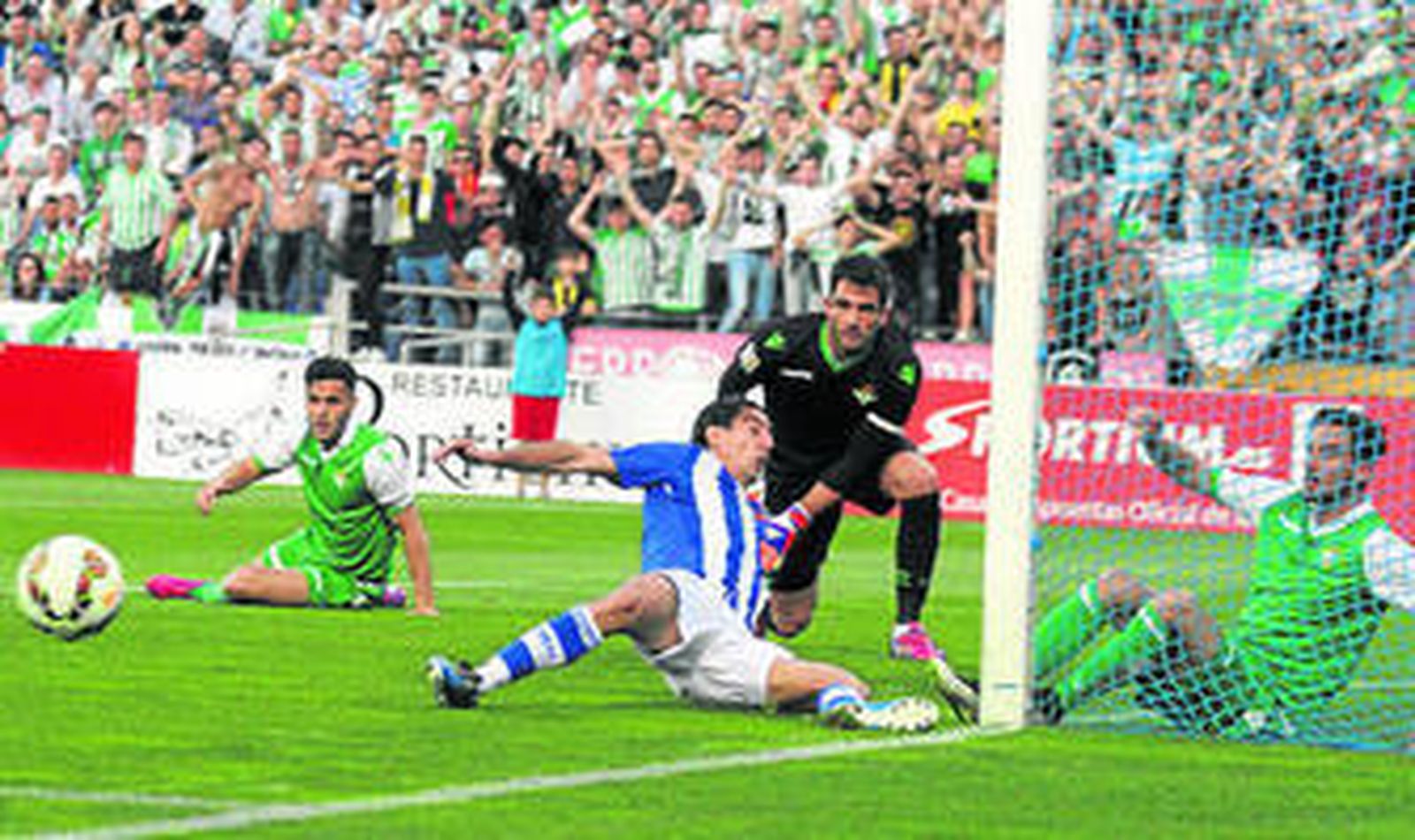 Rennella salva bajo palos ante Adán una ocasión de Pedro Ríos.