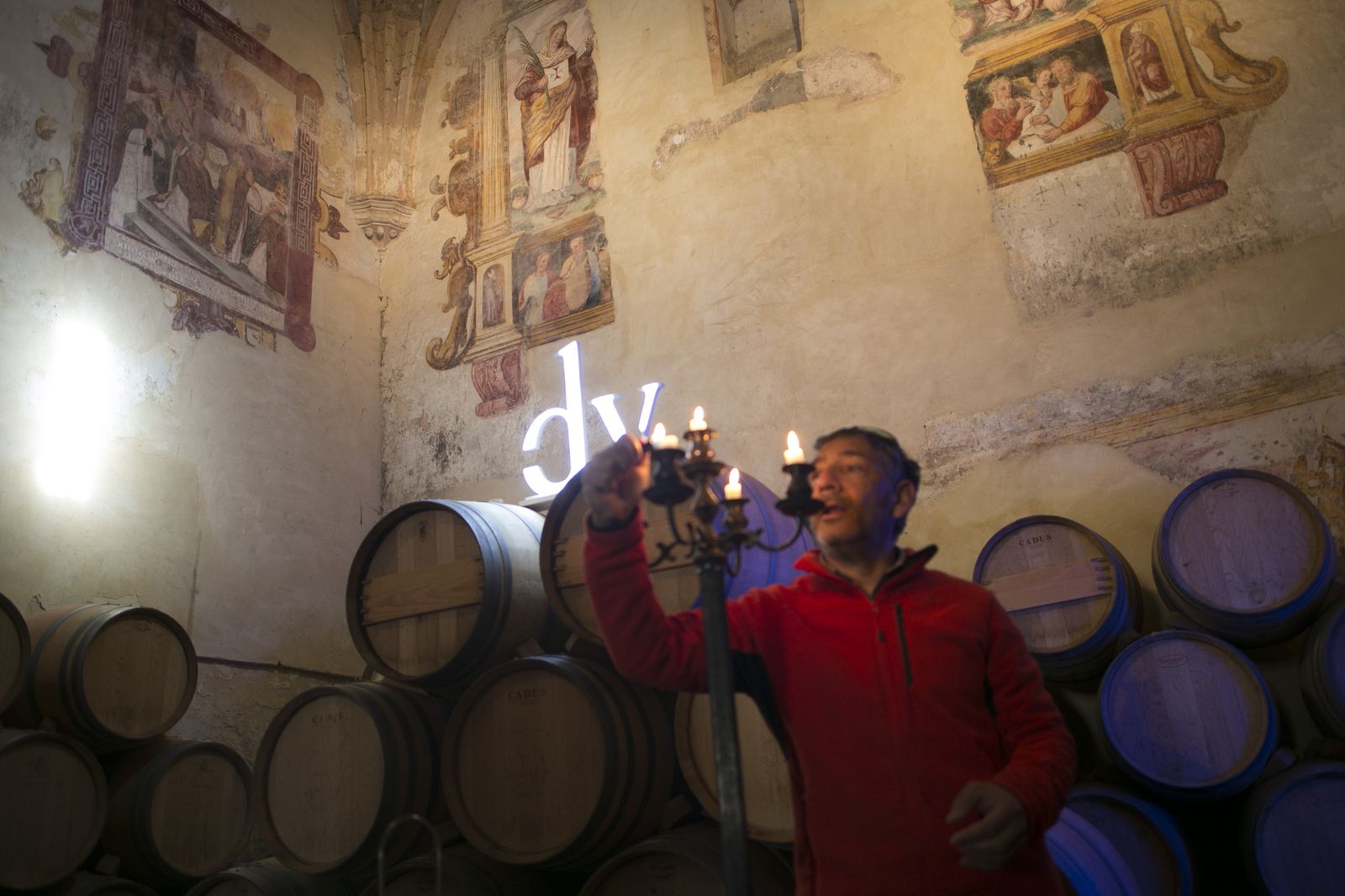 Sala de barricas de la bodega Descalzos Viejos.