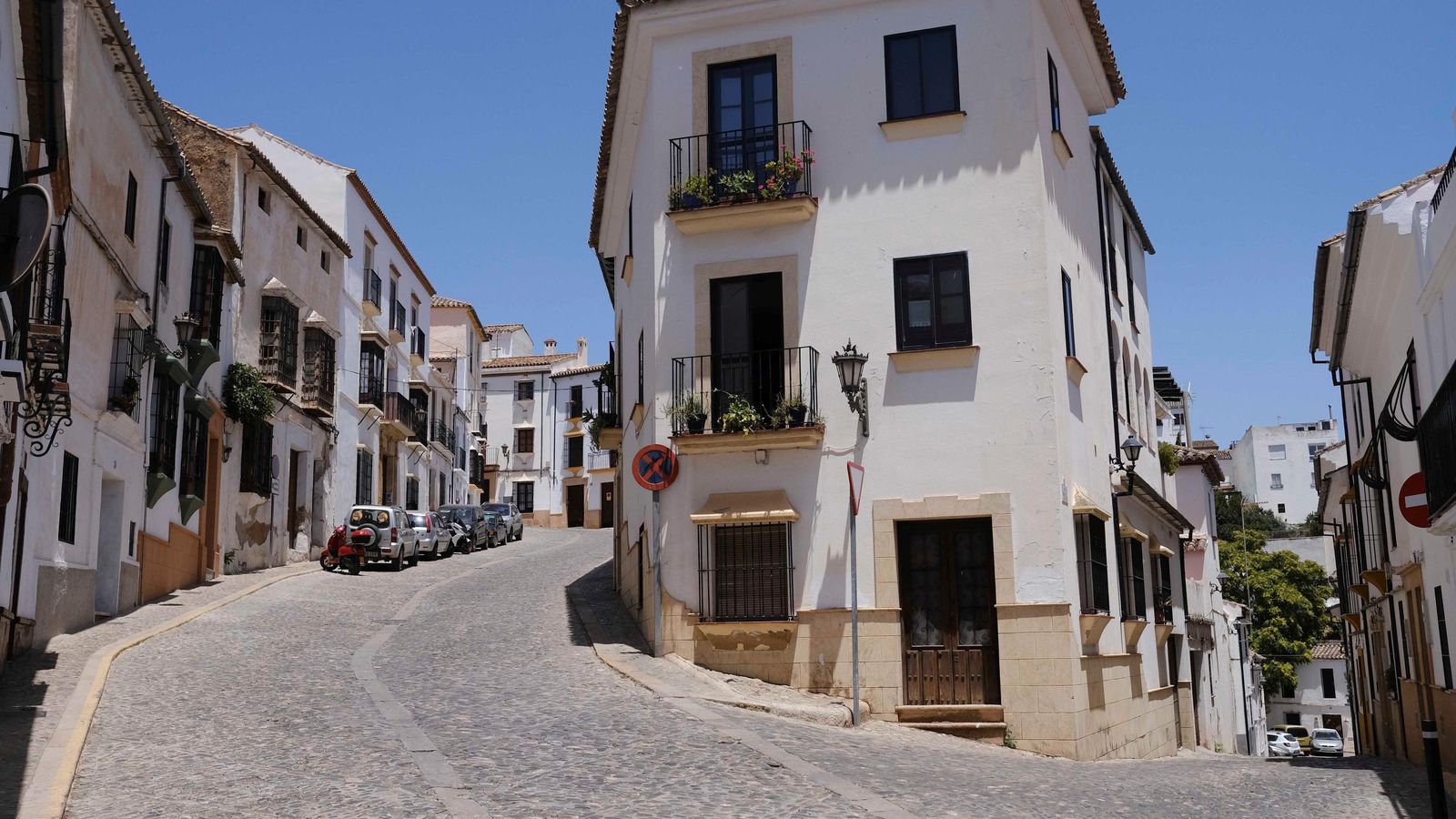 Una calle desierta en el centro de Ronda.