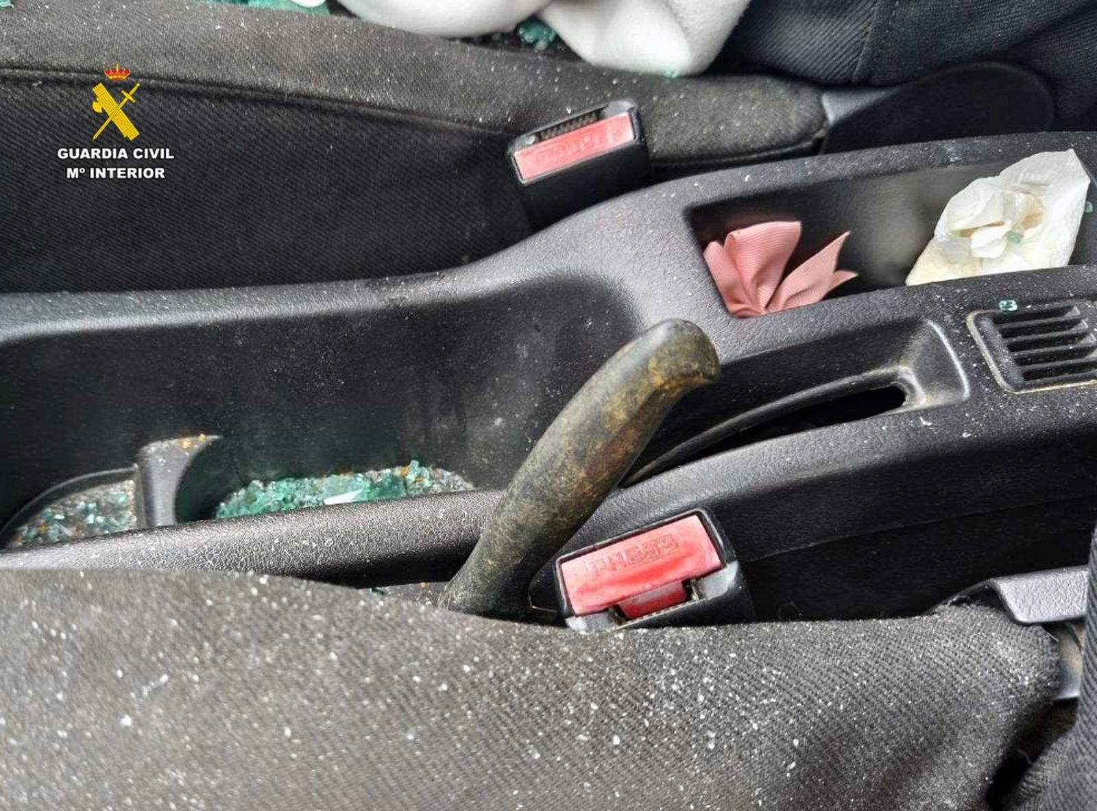 El cuchillo que llevaba el detenido en el coche.