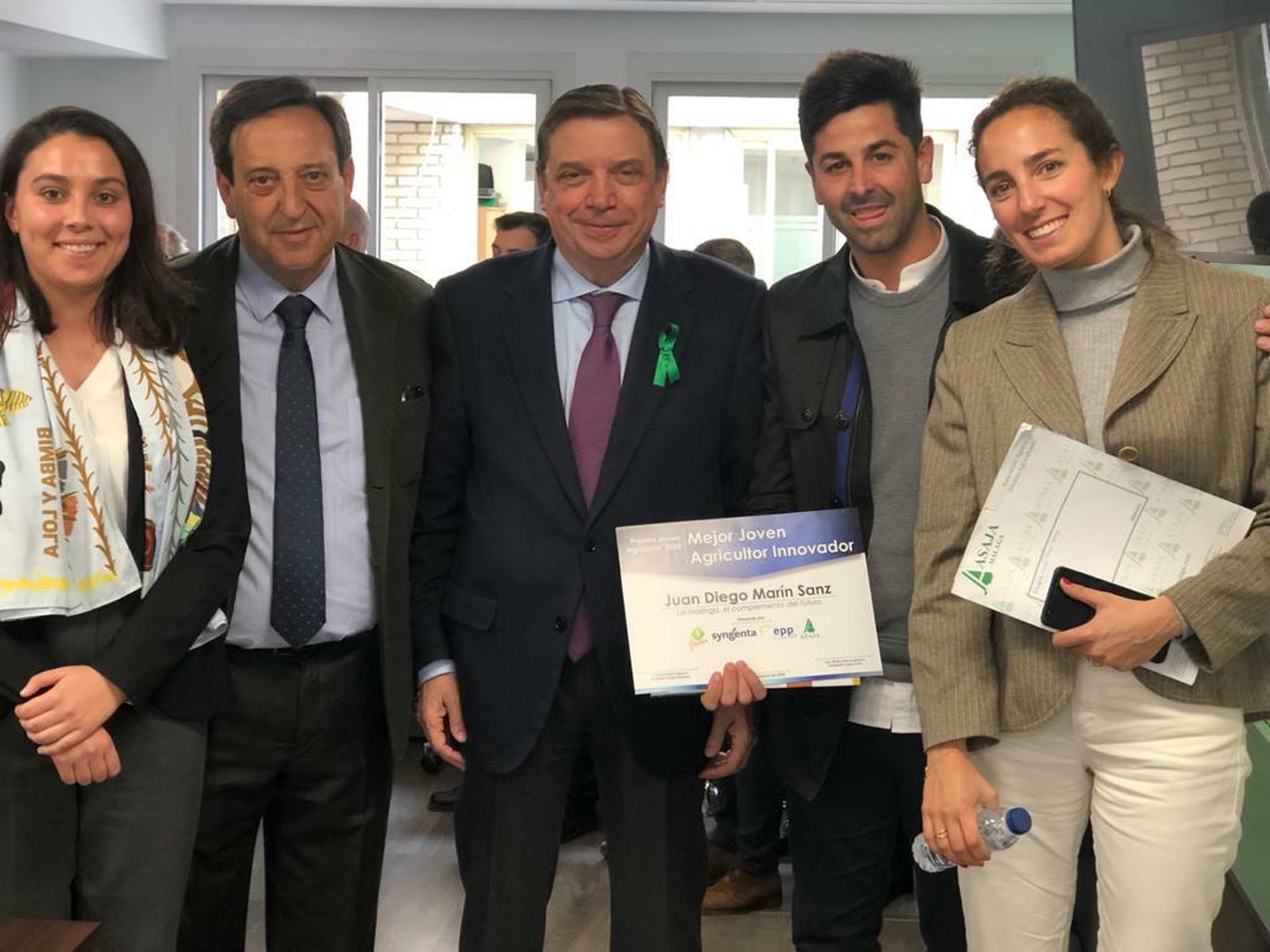Juan Diego Marín posa con su diploma junto al ministro de Agricultura, Luis Planas.